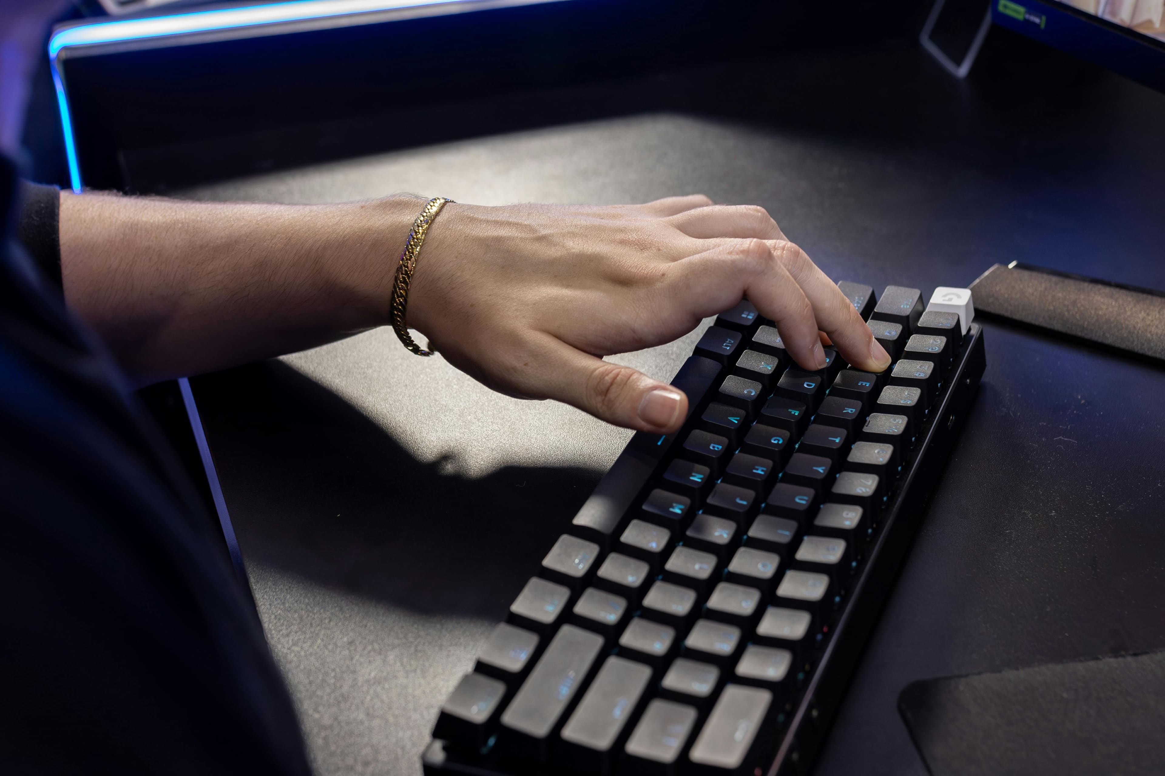 Góc setup bàn phím cơ trong không gian làm việc